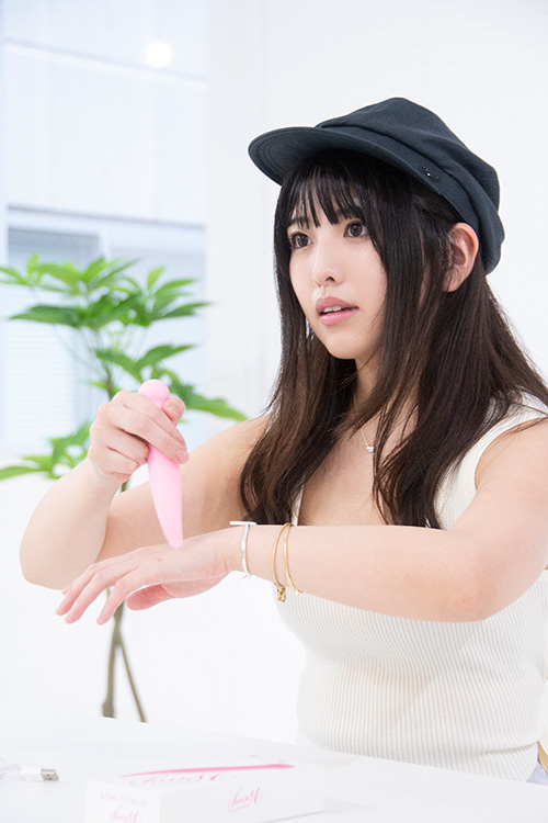 セルフ潮吹き練習中の倉木しおり、優しくも激しいフェザーマシンと出会う! 正統派美少女はエッチな欲しがり屋さん!?の画像3