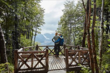 【エロ体験談・傑作選】寂れた展望台で立ちバックに励むカップルに遭遇！　ムラムラした俺は彼女とラブホへ直行し…