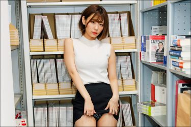 小日向結衣の4コマグラビア「資料室の女＃3」
