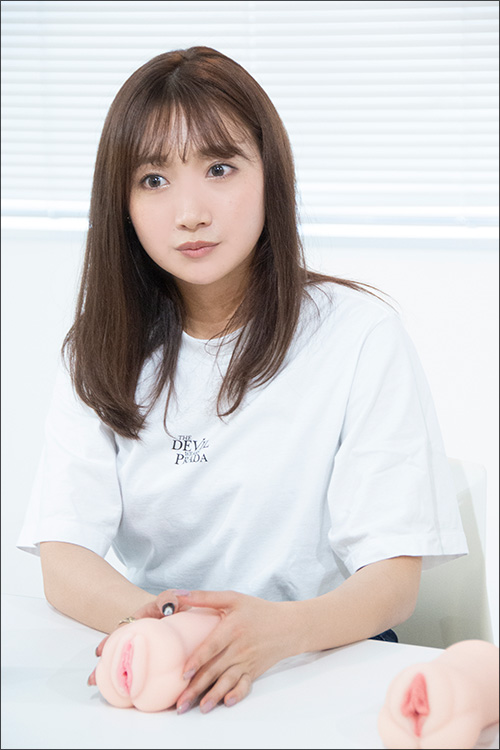 オナホ初体験の加美杏奈! 先輩・あおいれなは最高峰オナホの内部に宿る「しっとり感」を発見!!の画像6