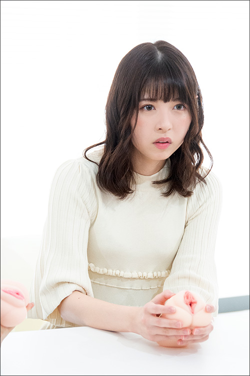 オナホ初体験の加美杏奈! 先輩・あおいれなは最高峰オナホの内部に宿る「しっとり感」を発見!!の画像5