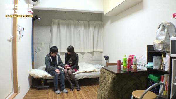 ちっぱい女優にして乳首イジリスト！　あおいれな、素人M男を乳首調教【傑作ドキュメンタリーAV】の画像2