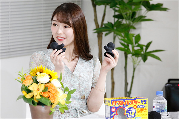 唯井まひろ＆新名あみんインタビュー生公開イベント実施！　美女ふたりが客前でオモチャ片手に大照れ＆大胆告白の画像6