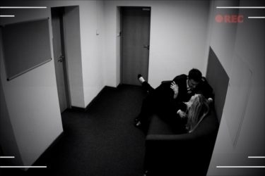 【エロ体験談・傑作選】ひと気のない携帯ショップで中出し