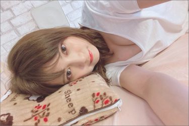 桃月なしこ、リアル自宅でFカップ谷間あらわ！　1週間で2誌の表紙に登場する快挙を達成!!