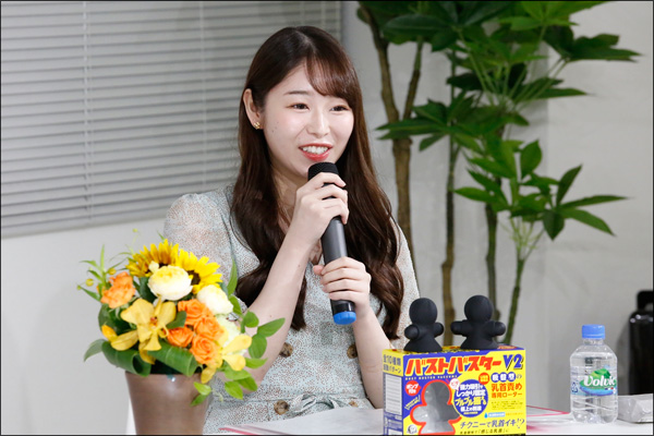 公開処刑!? 唯井まひろ、客前でオナニートーク! 最新バイブ片手にバイブを噛み千切った仰天エピソード明かすの画像10