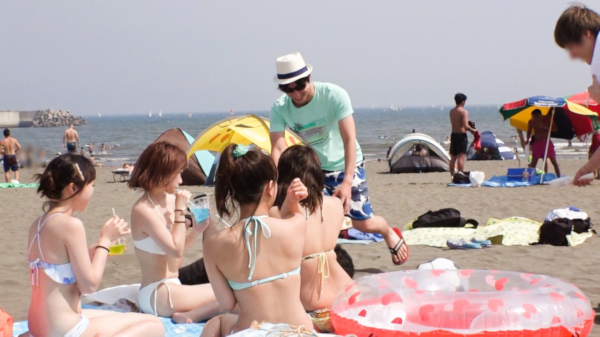 ビキニ娘4人と大乱交＆固定バイブでスイカ割り！　ビーチで美女をハメちゃうAV特集の画像3