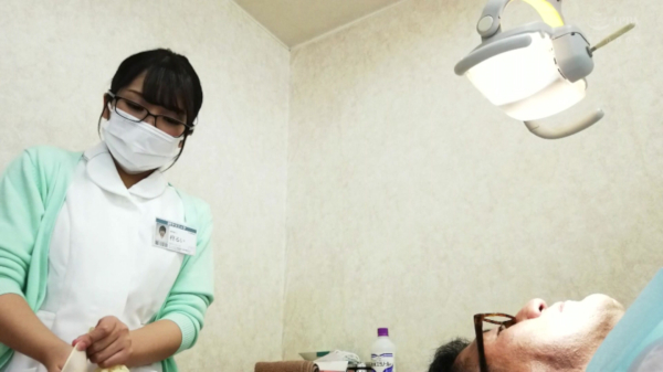 おっぱいが顔に当たる至高の瞬間！　エッチな歯科助手AV特集の画像2