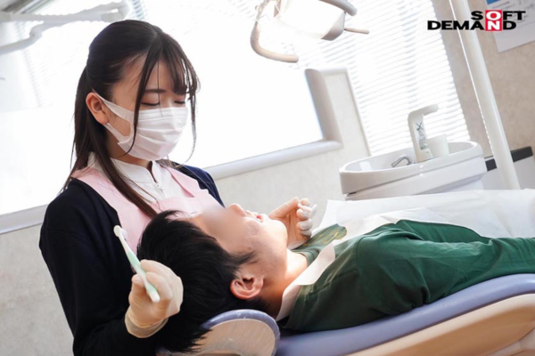 おっぱいが顔に当たる至高の瞬間！　エッチな歯科助手AV特集の画像10