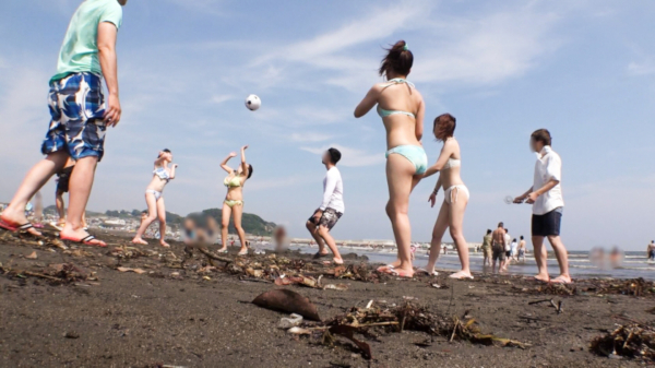 ビキニ娘4人と大乱交＆固定バイブでスイカ割り！　ビーチで美女をハメちゃうAV特集の画像2