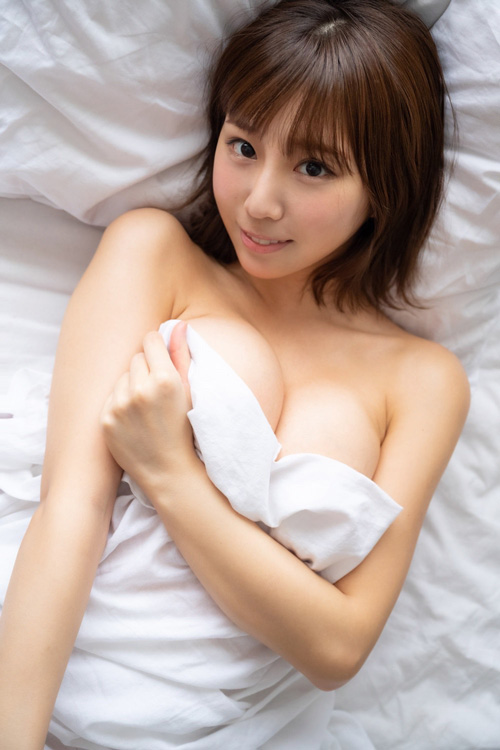 日向葵衣、エッチ度200%! グラビアの「舐め」を勉強して大胆衣装で挑んだセカンドDVD【インタビュー】の画像12