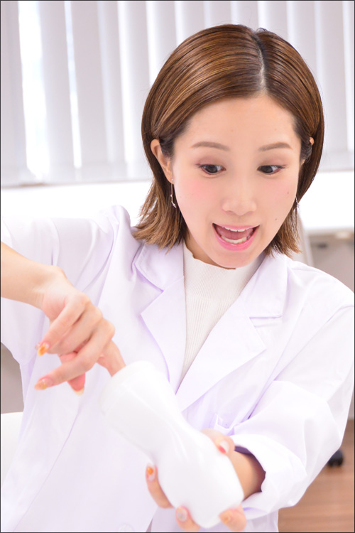 小島みなみ、甘噛みフェラカップを歯科検診！　歯医者さんに扮してお口のチェックの画像11