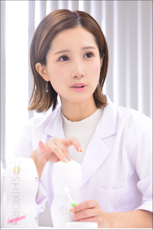 小島みなみ、甘噛みフェラカップを歯科検診！　歯医者さんに扮してお口のチェックの画像8