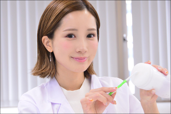 小島みなみ、甘噛みフェラカップを歯科検診！　歯医者さんに扮してお口のチェックの画像3