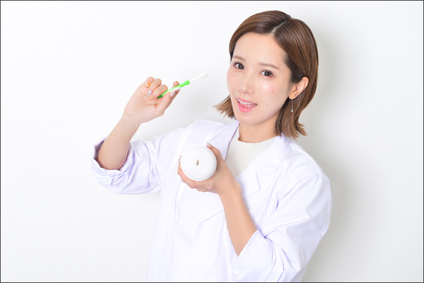 小島みなみ、甘噛みフェラカップを歯科検診！　歯医者さんに扮してお口のチェックの画像6