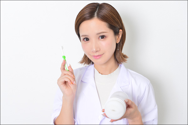 小島みなみ、甘噛みフェラカップを歯科検診！　歯医者さんに扮してお口のチェックの画像5