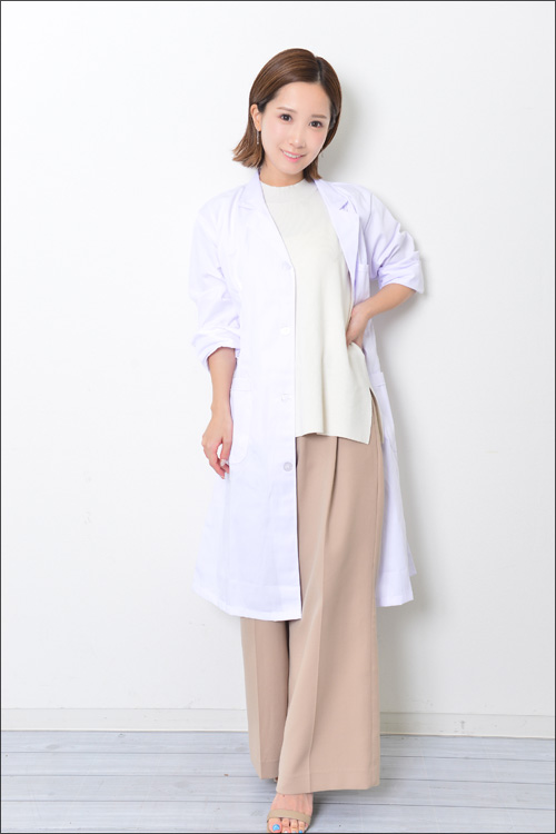 小島みなみ、甘噛みフェラカップを歯科検診！　歯医者さんに扮してお口のチェックの画像4