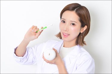 小島みなみ、甘噛みフェラカップを歯科検診! 歯医者さんに扮してお口のチェック