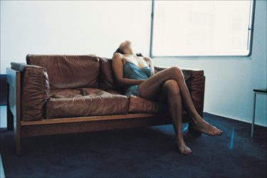 平日午後2時は専業主婦のオナニータイム!?　～ブッ飛び素人モデルFile～