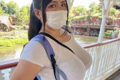 蝶月真綾、透けブラ×パイスラッシュ！　野外でKカップバストの主張がとんでもないことに…