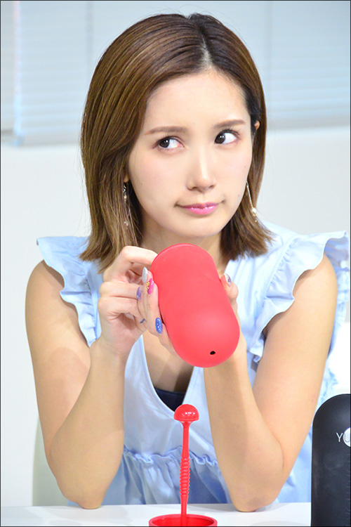 小島みなみ、革命的オナホにレボリューション♪ ゴージャス&ハイスペックな大人のオモチャをイジりまくるの画像8