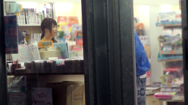 本を物色中の人妻がパンチラ…勢い余って本屋でハメハメしちゃうAV特集の画像2