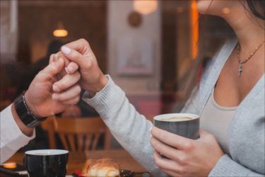 【エロ体験談】毎日コーヒーを奢ってくれるおじちゃんとエッチした話