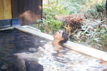 伊織もえ、技あり撮影で全裸風に!? しっぽりキュートな温泉グラビア!