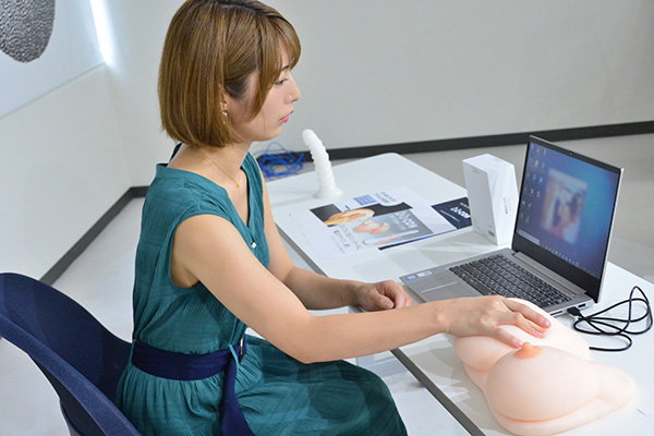 阿部乃みく、極上おっぱいを掴んで押して狂喜乱舞! なんでも3次元コントローラに変えてしまう魔法のデバイスに熱視線の画像5