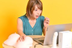 阿部乃みく、極上おっぱいを掴んで押して狂喜乱舞! なんでも3次元コントローラに変えてしまう魔法のデバイスに熱視線