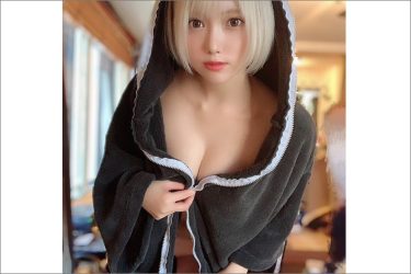 篠崎こころ、えっちすぎるバスローブお遊びで素肌を限界露出！