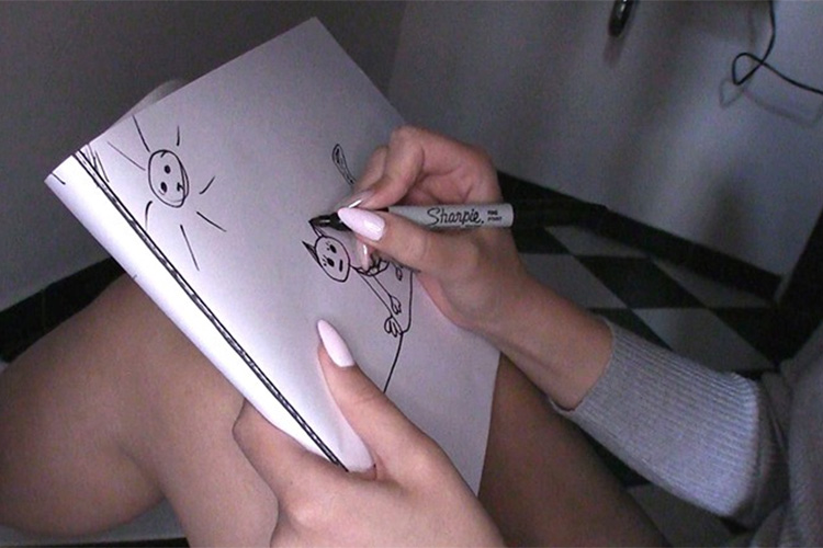 猟奇的にして官能的…金髪の美少女が無言で乱れる甘美なAVの画像2