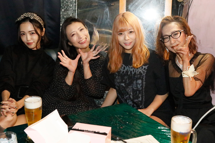 『女だらけのセクソロジー』最強の個性派美女集結! 濃厚なメス臭漂うレズビアンショーも【三代目・葵マリー、神納花、真咲南朋、岬あずさ】の画像15