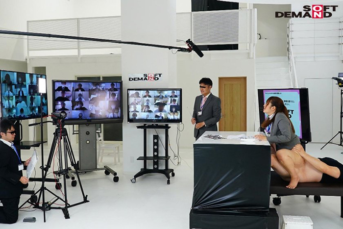 SOD女子社員がオンライン会社説明会でエッチ！　生配信中のリモートAVの画像14