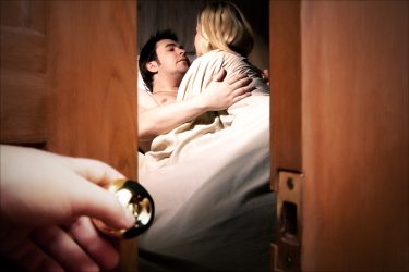 【エロ体験談】彼女の浮気現場に遭遇