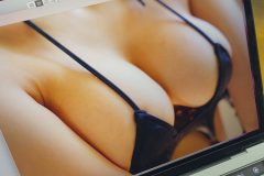 七瀬さくら、逆に見えていないのがすごい「やばい」おっぱいショット!