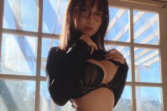 伊織もえ、「脱いだら意外とエロい身体をしている地味系メガネ女子」になりきる！