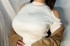 小町ねね、着衣でもわかるドエログラマラスボディ! 欲望刺激しまくりな私服ショット