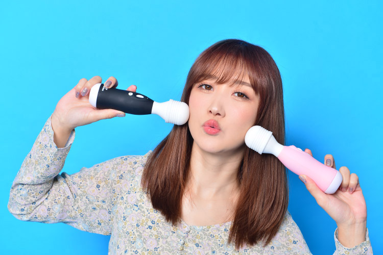 大槻ひびき、「神からの贈り物」の最強デンマで即イキから焦らしプレイも!?　技術の粋を尽くしたゴージャスデンマを「愛用します！」