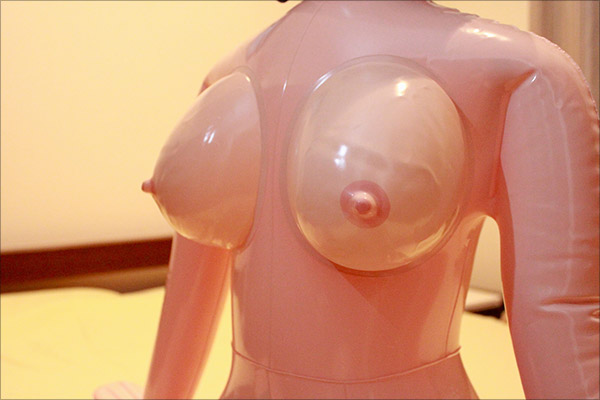 アニメちっくな女のコと座位の密着感が楽しめるエアドール『2.5Dガールフレンドペタン座りver.』の画像8