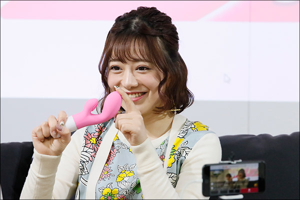 【浜崎真緒&有村のぞみ】おもちゃイベントでイチャイチャ! 低周波乳首責めグッズで通電キッス♪の画像4