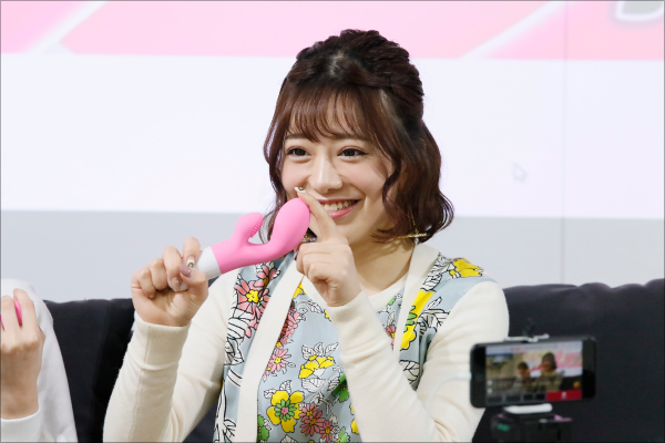 浜崎真緒＆有村のぞみイチャイチャインタビュー！　ビッグヘッドバイブ片手にレズ共演を思い出すの画像3