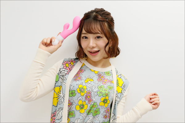 浜崎真緒＆有村のぞみイチャイチャインタビュー！　ビッグヘッドバイブ片手にレズ共演を思い出すの画像9