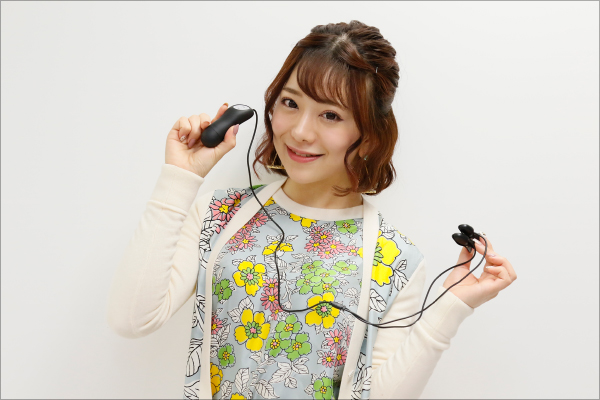 浜崎真緒と有村のぞみがイベント中にチュ♪　低周波乳首責めグッズで初恋の刺激の画像9