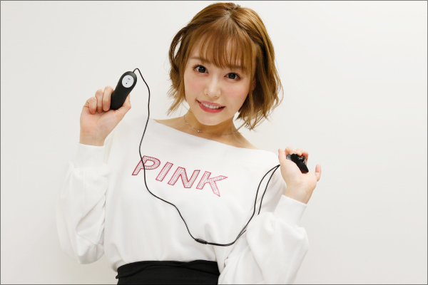 浜崎真緒と有村のぞみがイベント中にチュ♪　低周波乳首責めグッズで初恋の刺激の画像10