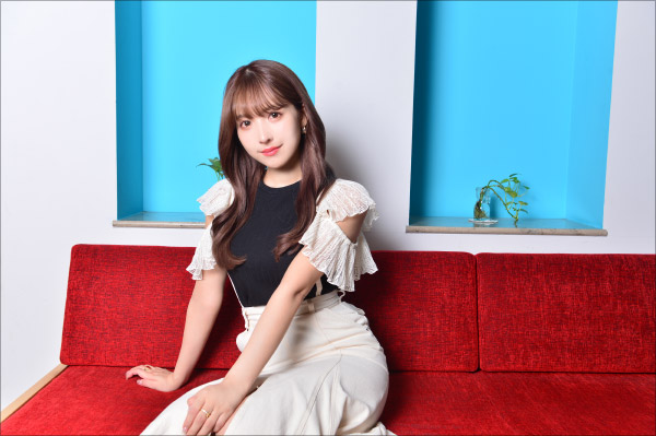 三上悠亜、「自分のことを見てくれるファンを増やし続けたい」SNSフォロワー数600万超えも衰えぬ向上心!!|6周年記念SPインタビュー!の画像1