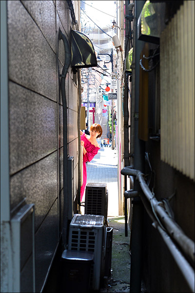 小島みなみデビュー10周年記念お散歩グラビア【円山町の迷い天使】の画像7