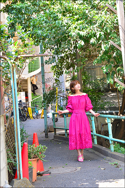 小島みなみデビュー10周年記念お散歩グラビア【円山町の迷い天使】の画像2