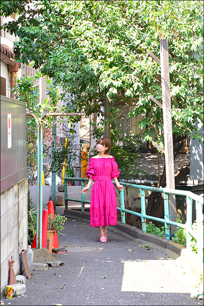 小島みなみデビュー10周年記念お散歩グラビア【円山町の迷い天使】の画像1