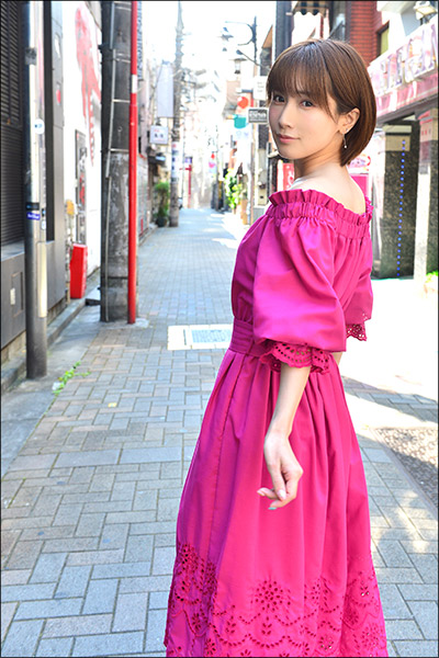 小島みなみデビュー10周年記念お散歩グラビア【円山町の迷い天使】の画像9